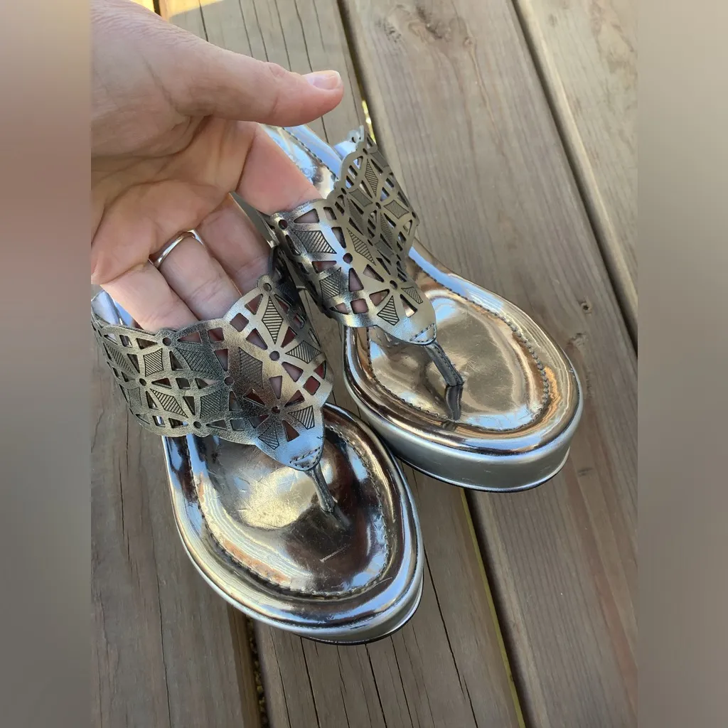 Cute Carlos by Carlos Santana platform sandals 🌷🌷 Silver Size 6.5 - Image 4