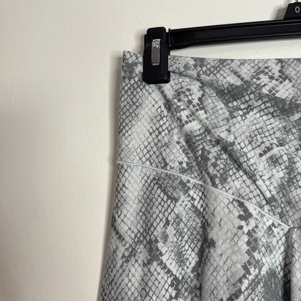 Aerie Offline Real Me Crossover 7/8 Leggings High Rise Gray Snake Print size XL - Image 6