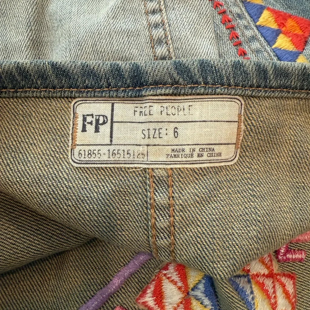Free people denim embroidered Aztec skirt size 6 festival Boho Embroidered - Image 4