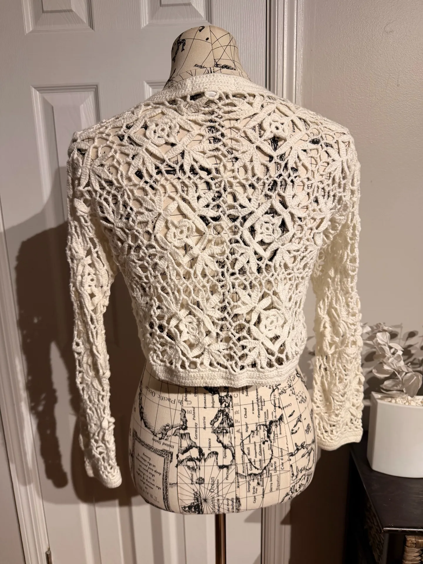Contempo Vintage y2k Crochet Hand Knit floral appliqués Bolero Sweater Cardigan - Image 6