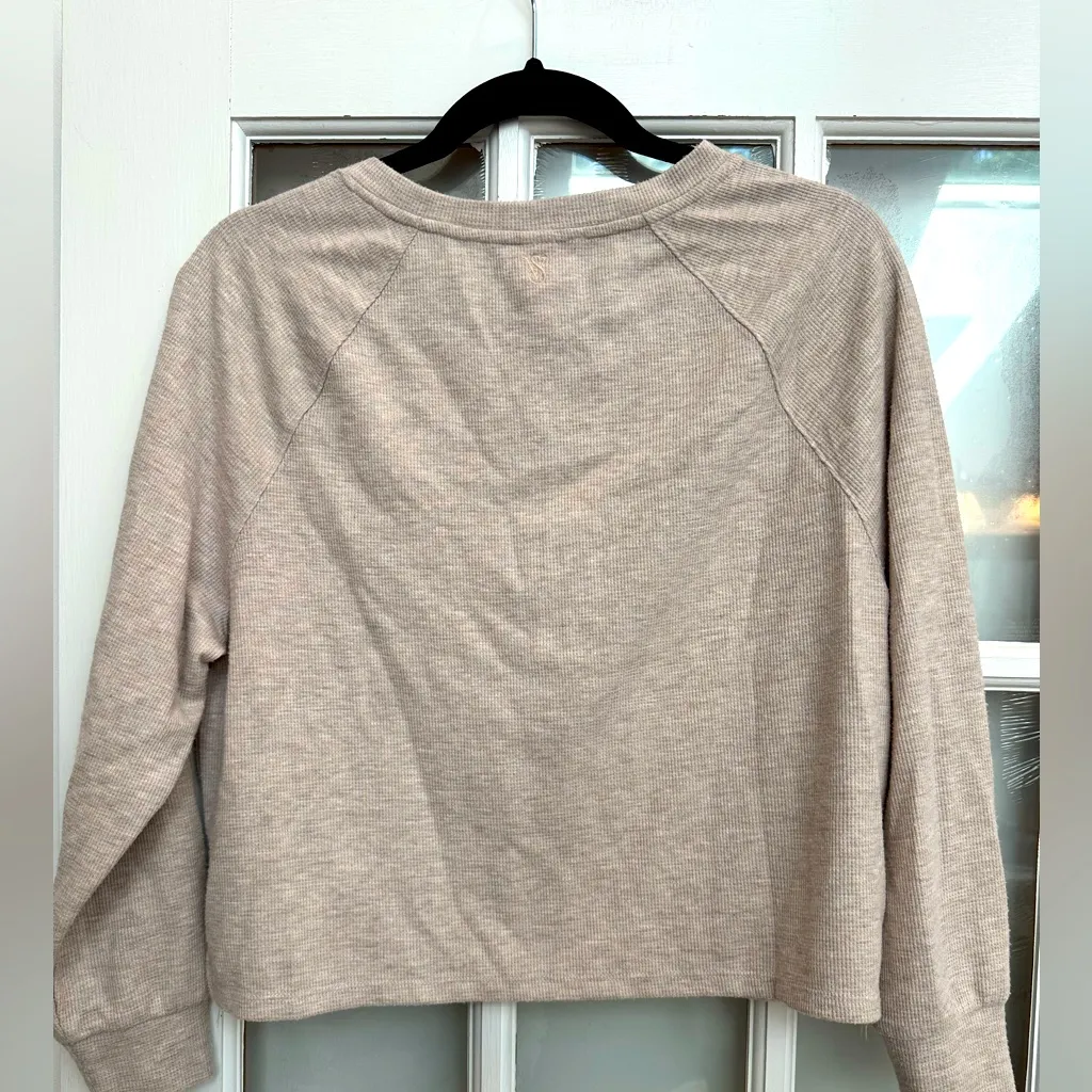 Victoria's Secret Intimates Oatmeal Thermal Henley Sleep Crop Shirt Size S - Image 5