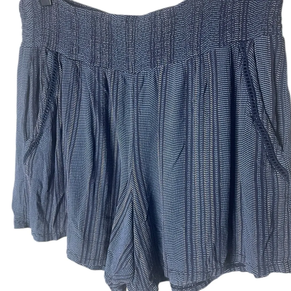 Three Dots Women’s Medium Casual Shorts Pull On Printed Navy Blue - Image 3