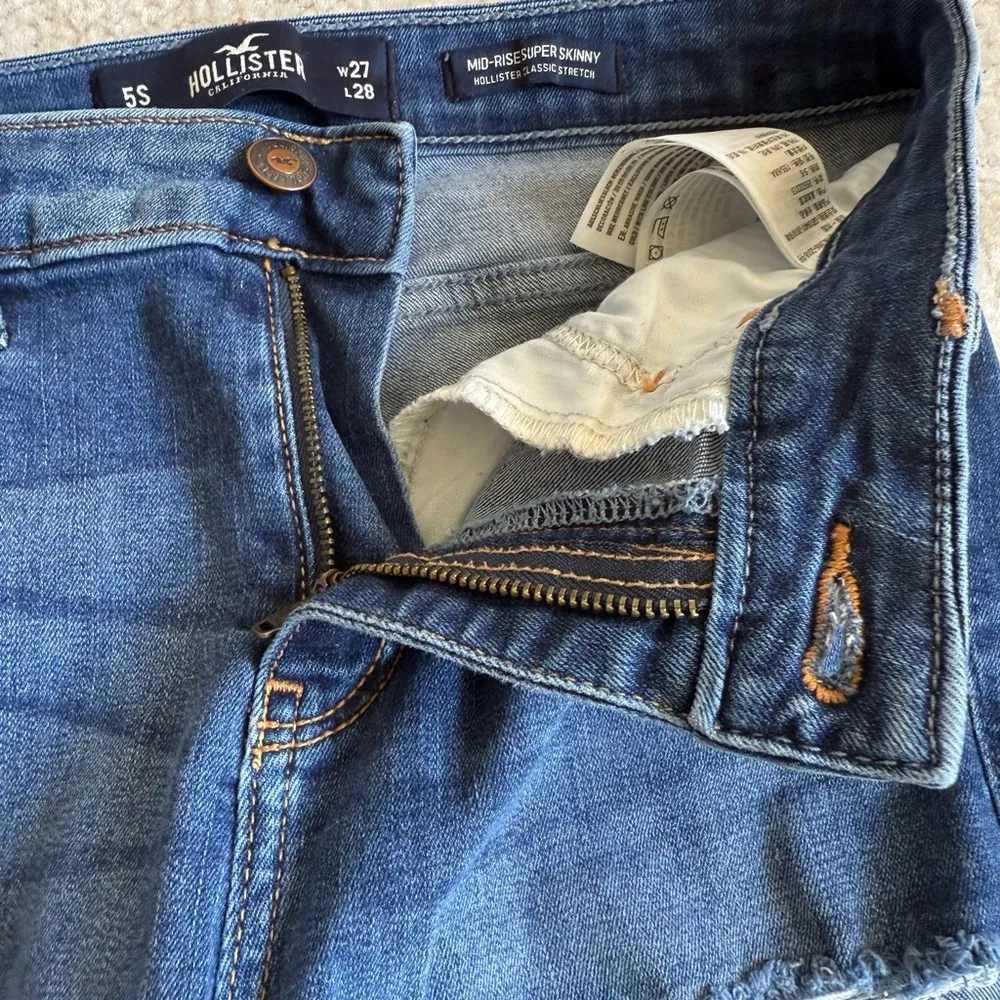 Hollister Mid Rise Super Skinny Jeans Stretch
Denim Distressed Size 5S - Image 6
