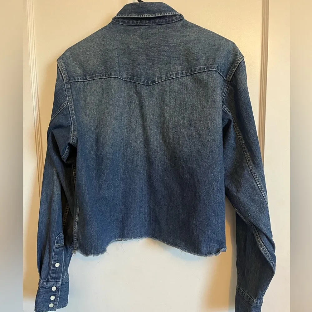 Levi’s red tab cropped denim shirt - Image 4