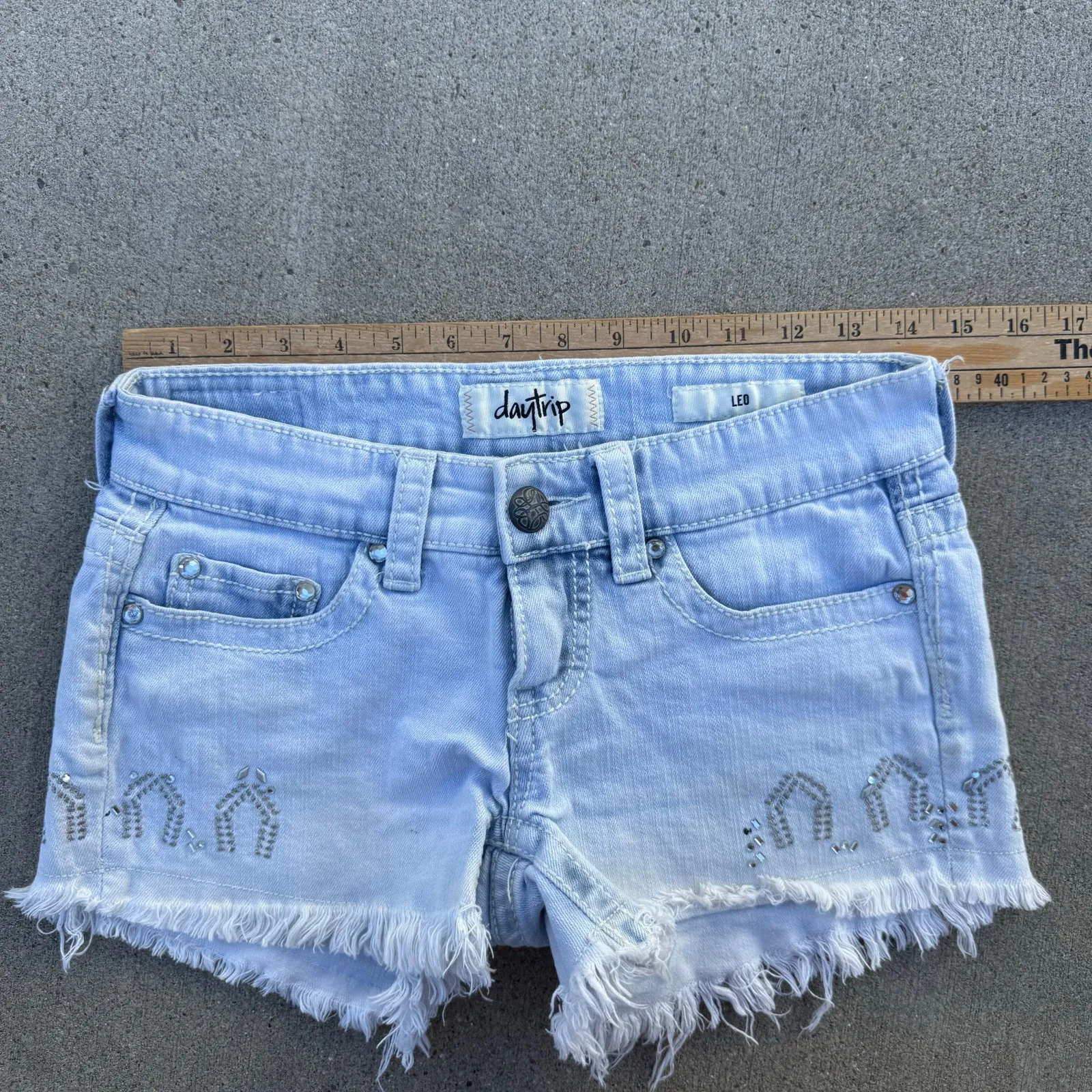 Daytrip Leo Light Wash Bling Cut Off Frayed Hem Blue Jean Shorts DBK310 Size 26 - Image 6
