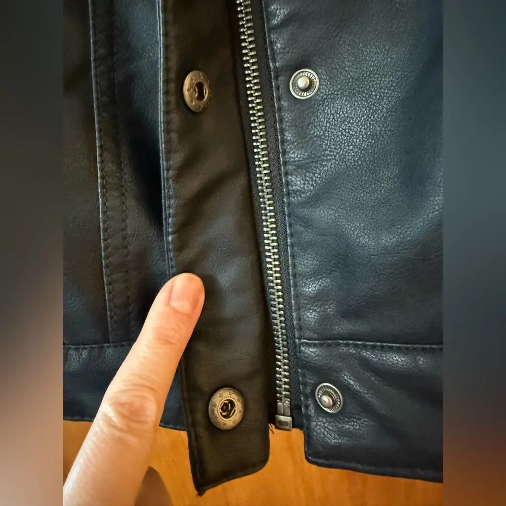 Levi's Faux Leather Trucker Jacket Sherpa Lined Black Grunge Sleek Womens Medium - Image 3