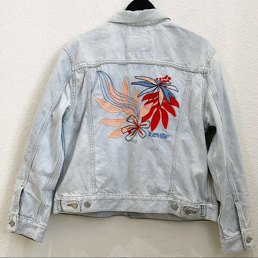 NWT Levi's Womens Ex Boyfriend Trucker Denim Jacket Floral Embroidered Size L - Image 6