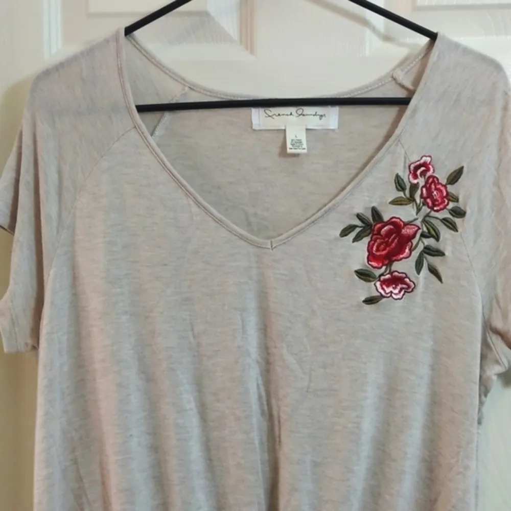 Women's French Laundry Tan V-Neck Shirt Roses Anthropologie Size Large GUC #7643 - Image 4