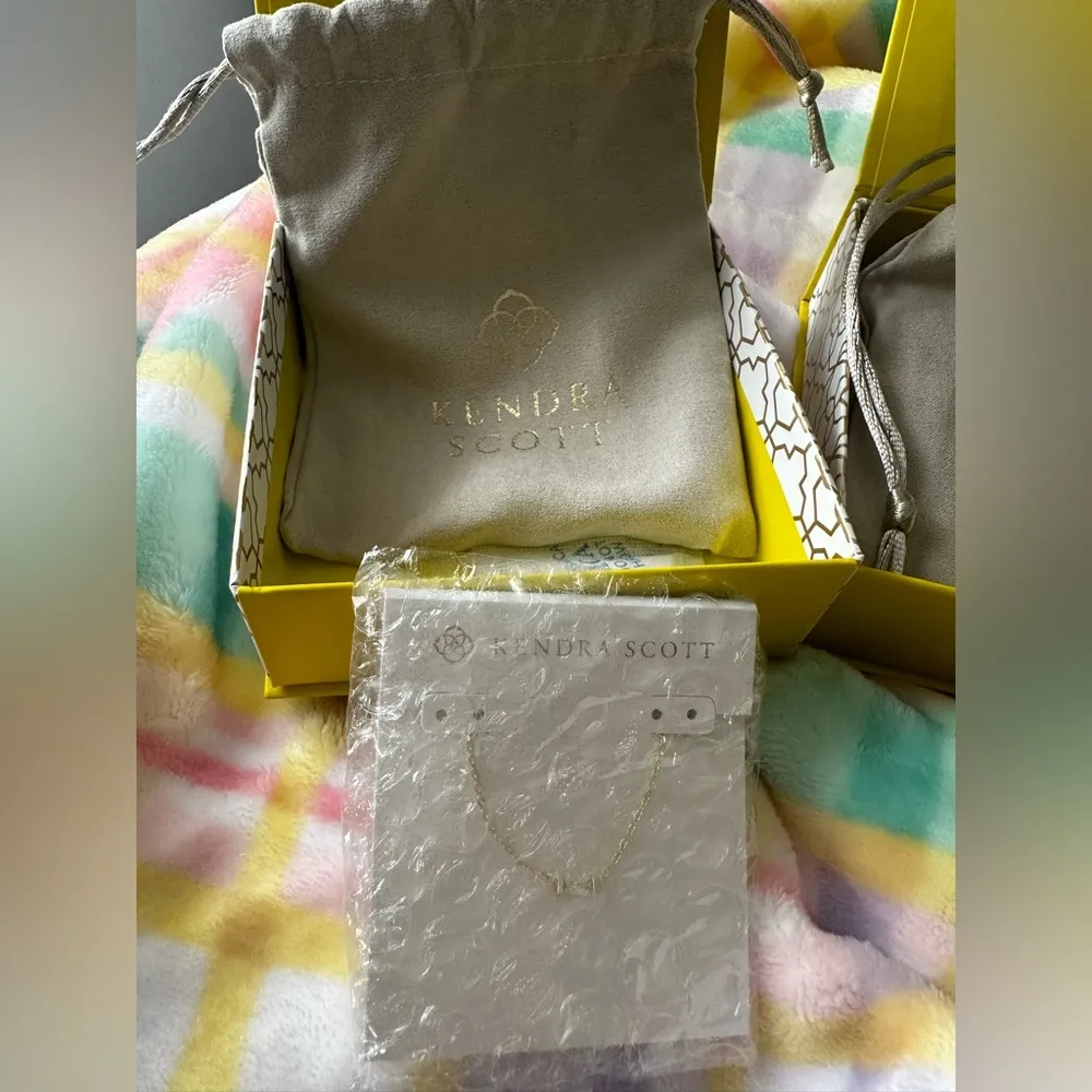 Kendra Scott Juliette Gold Pendant necklace in White Crystal - Image 4