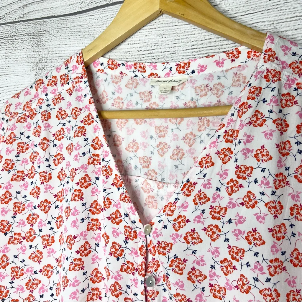 Jane And Delancey Ditsy Floral Short Sleeve Button-Up Front Tie Top Size Medium - Image 3