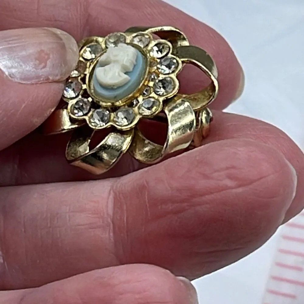 Vintage Cameo rhinestone framed brooch. Gold - Image 4