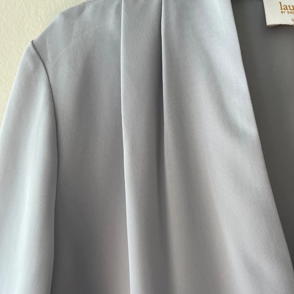 Laundry by Shelli‎ Segal Gray Shirt V Neck Blouse Top Lightweight Size M - Image 4