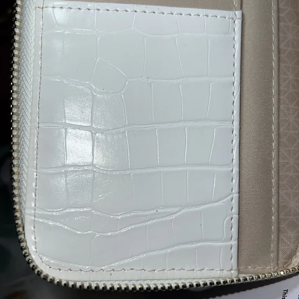 Time and Tru Women's Freda Wallet, Winter White. NWT White - Image 9