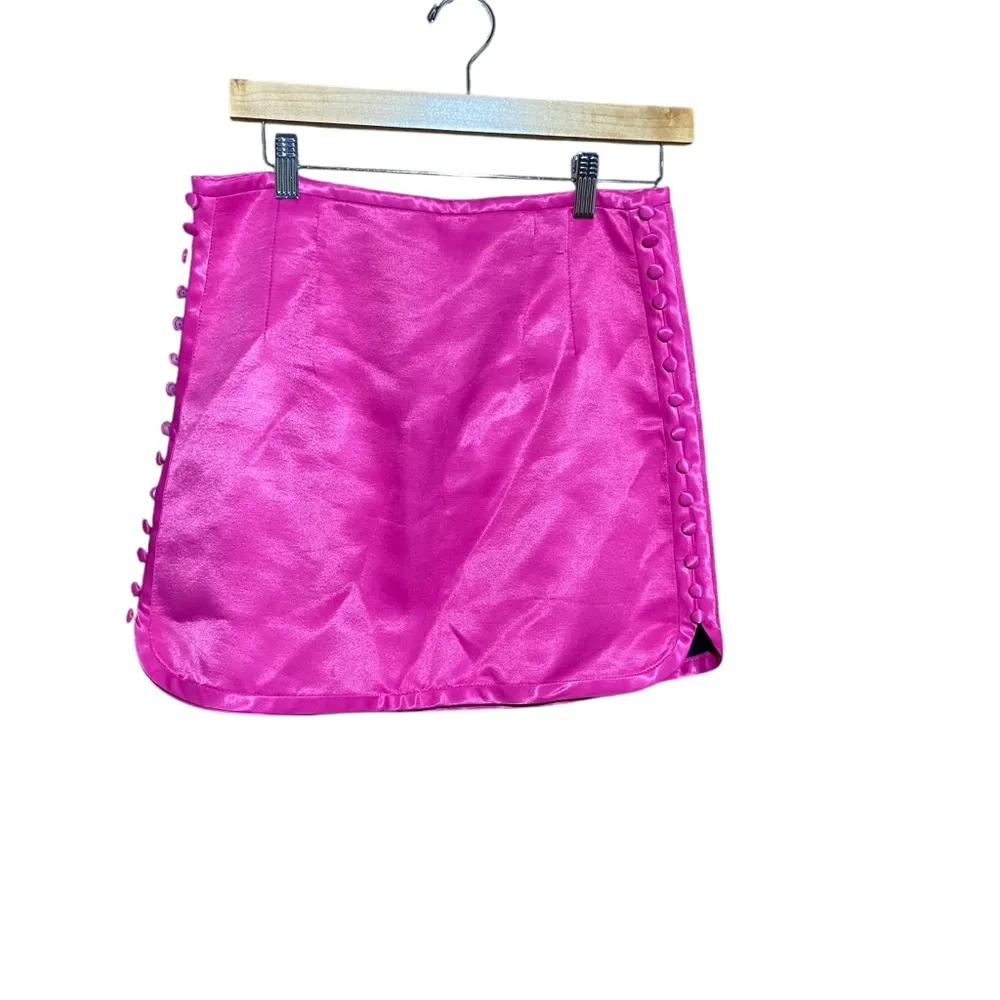 NWOT ZARA WOMAN BUTTONED SATIN EFFECT MINI SKIRT PINK FUCHSIA‎ Size Medium - Image 3