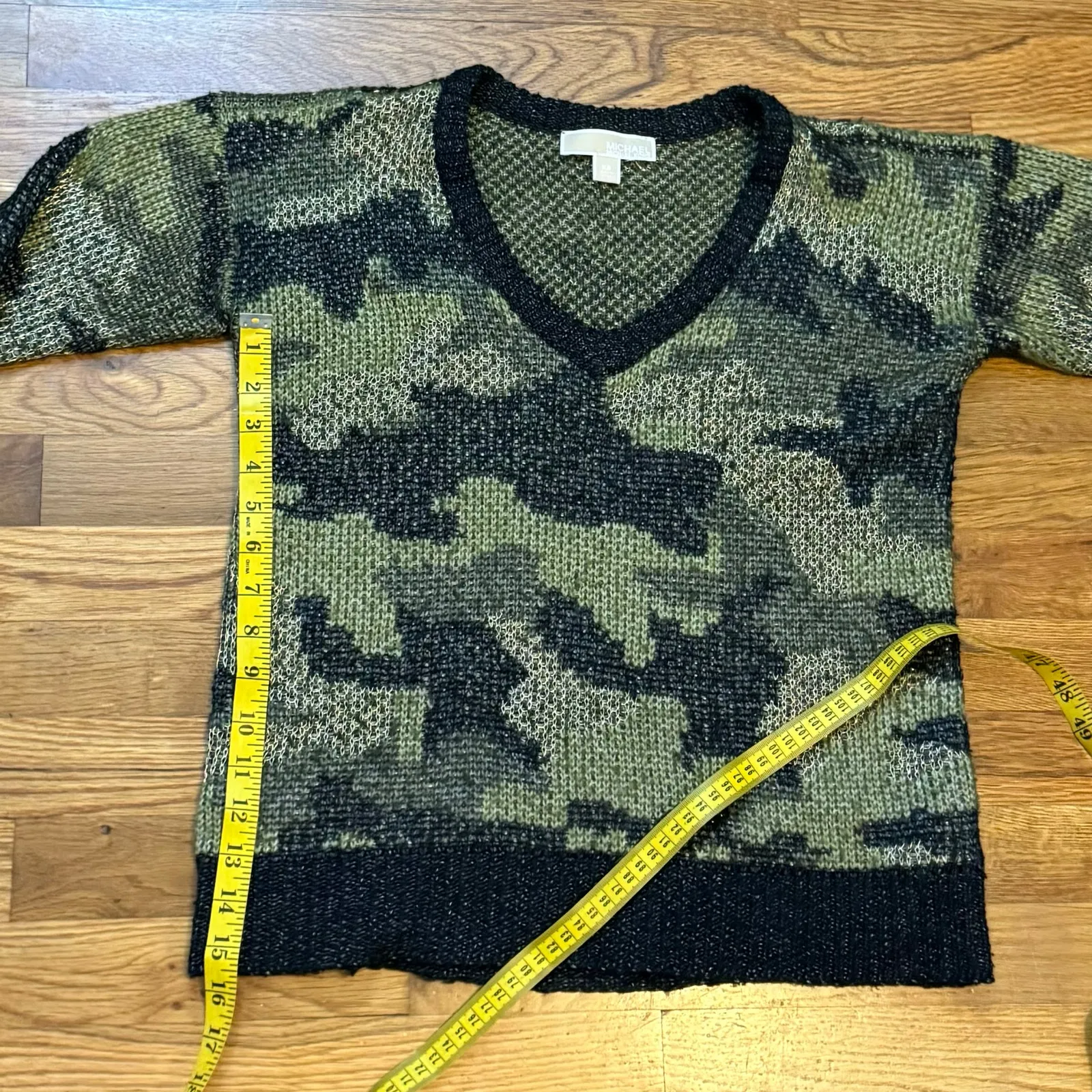 Michael Kors Women’s XS Green Gold Camo Camouflage Long Sleeve V-Neck Sweater - Image 3