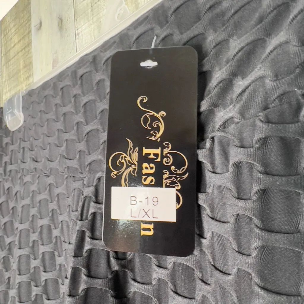 L/XL Cinch Bubble Butt Cropped Pants Athletic Black - Image 5