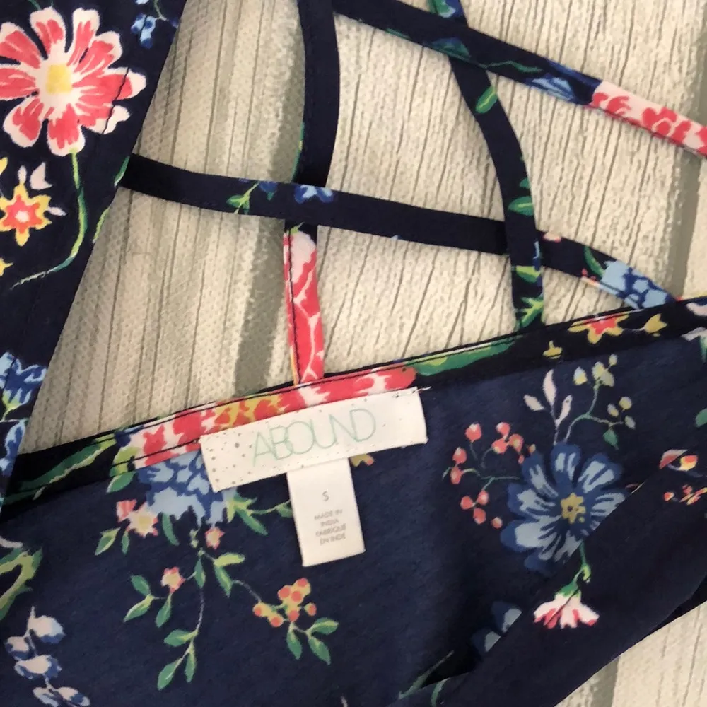 Abound Navy Floral crop top - Image 3