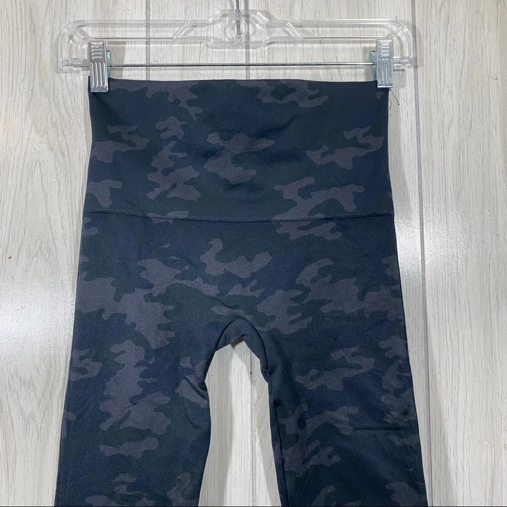 Spanx Look At Me Now Seamless Legging Black Camo size M Medium - Image 5