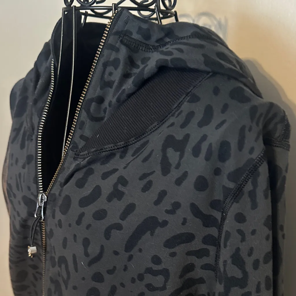 Lululemon Namaskar Hoodie
Animal Swirl Deep Coal Black / Black - Image 11