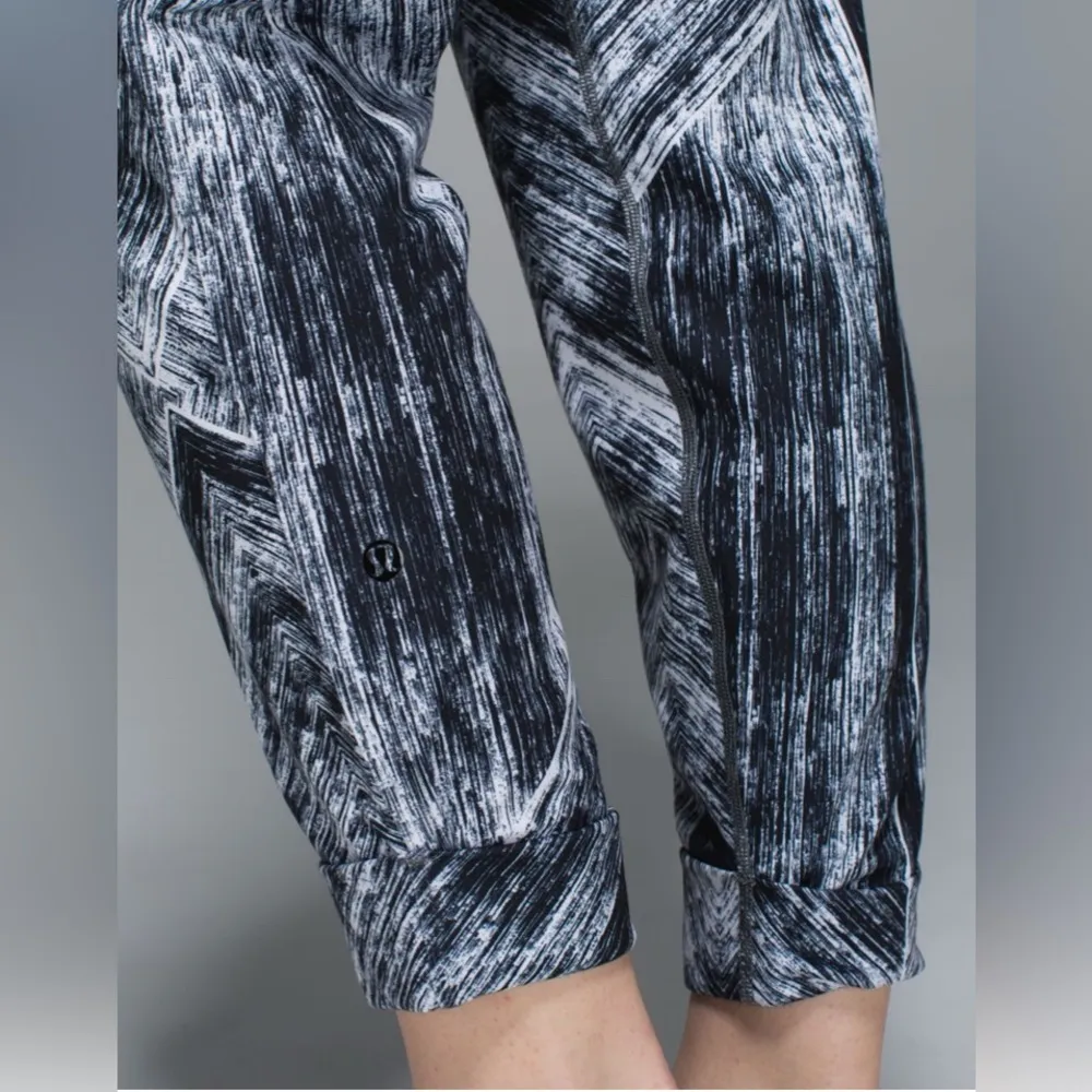 Lululemon Jet Crop Pants *Full On Luon in Heat Wave White and Black - Image 7