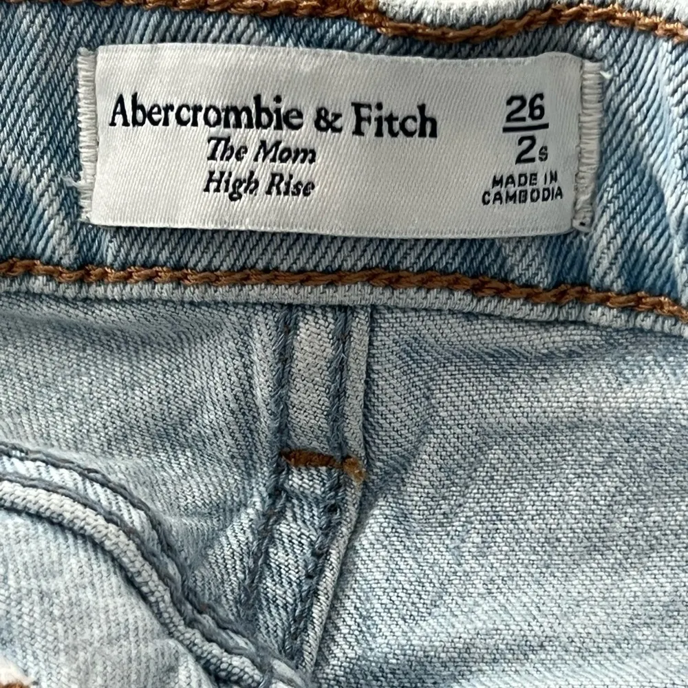 Abercrombie & Fitch The Mom High Rise Light Wash Ripped Jeans | 26/2 Short - Image 8