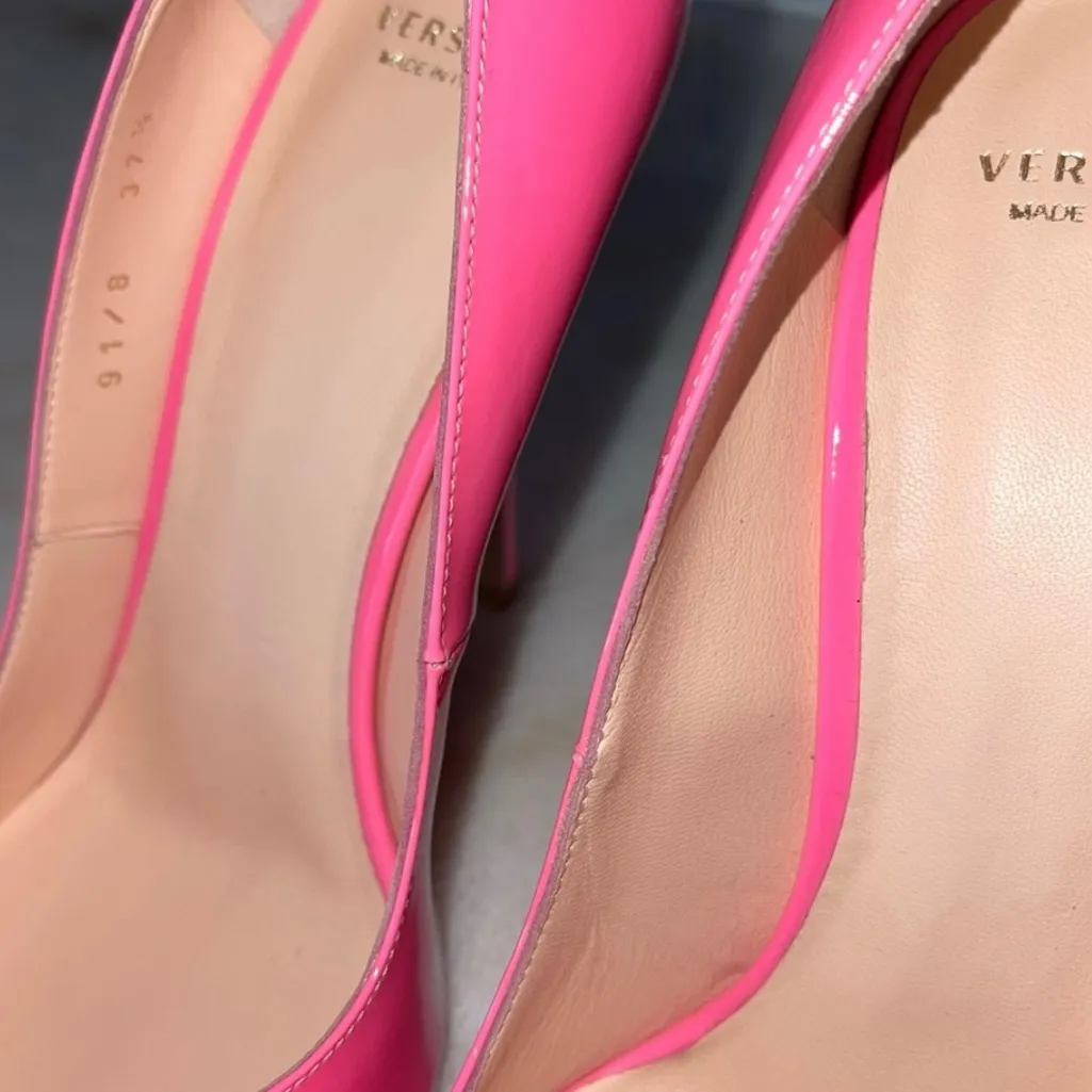 New Versace Pink Palazzo Medusa Patent Leather Pointed Toe Pump in Pink - Image 11