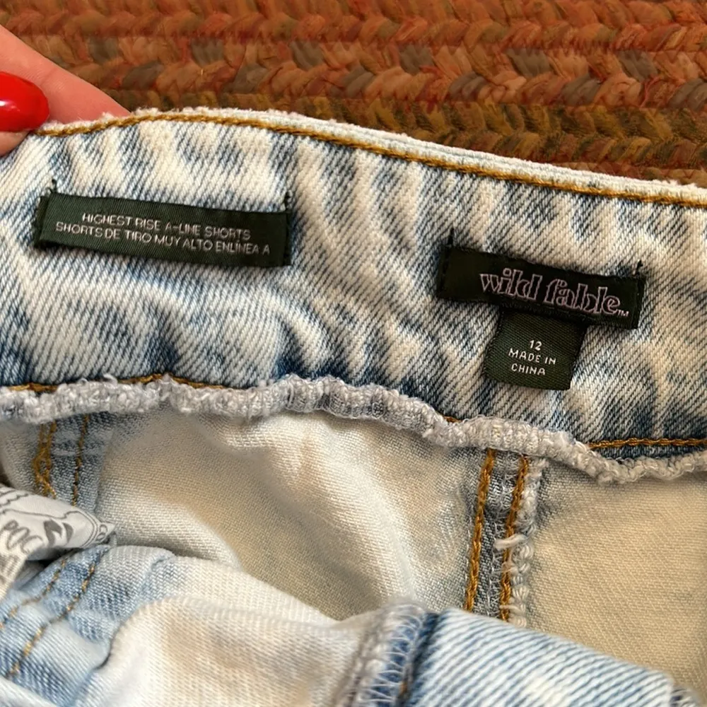 ACID WASH PLEATED FRONT 80s VIBE CUT OFF WILD FABLE DENIM SHORTS - Image 3