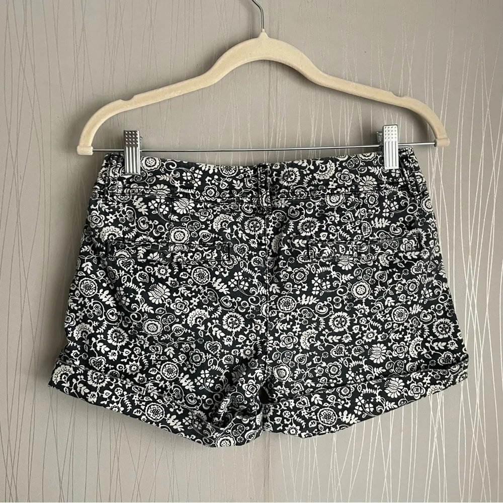 American Eagle  Midi Shorts Size 0 - Image 4