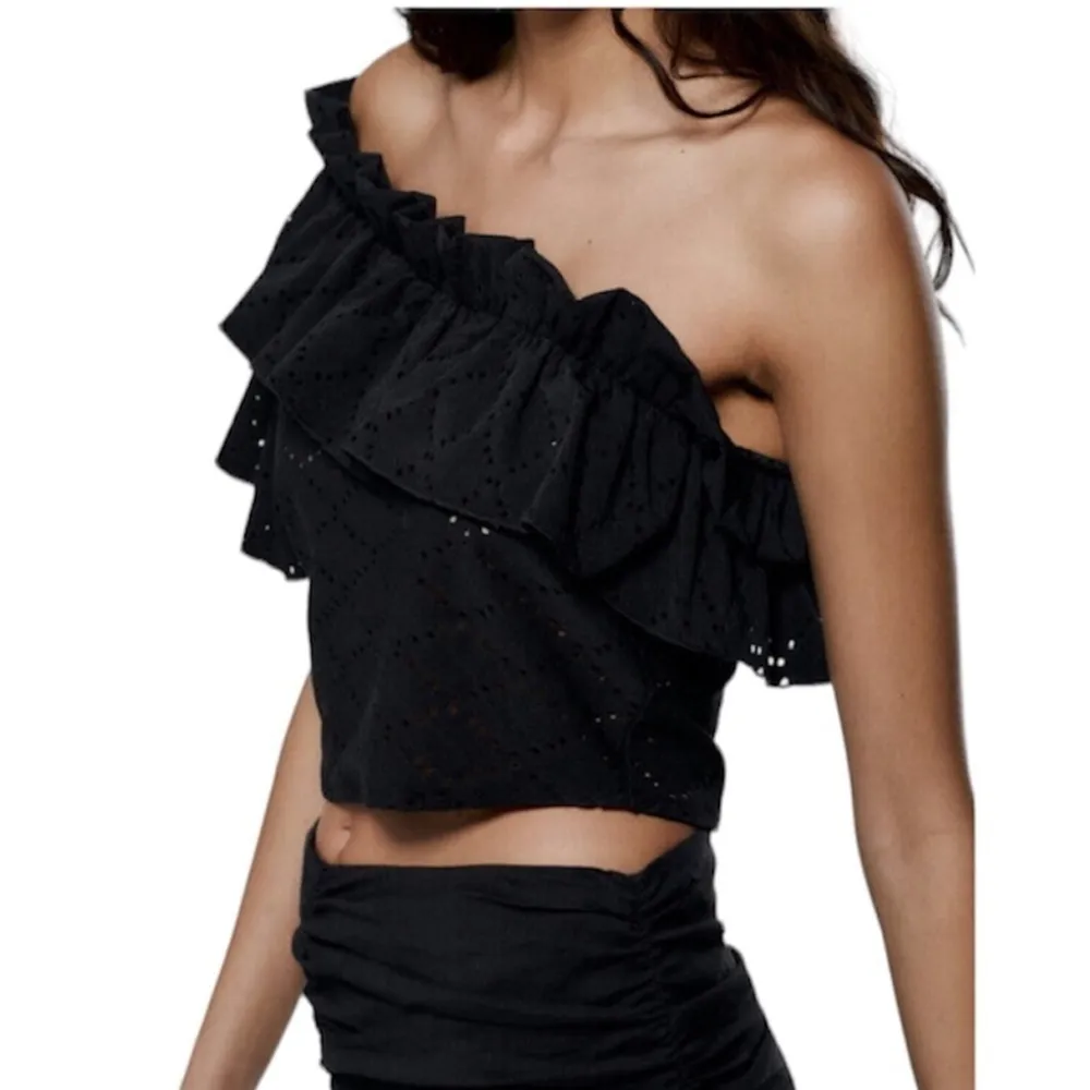 Zara RUFFLED ASYMMETRIC TOP BLACK EYELET Size L - Image 4