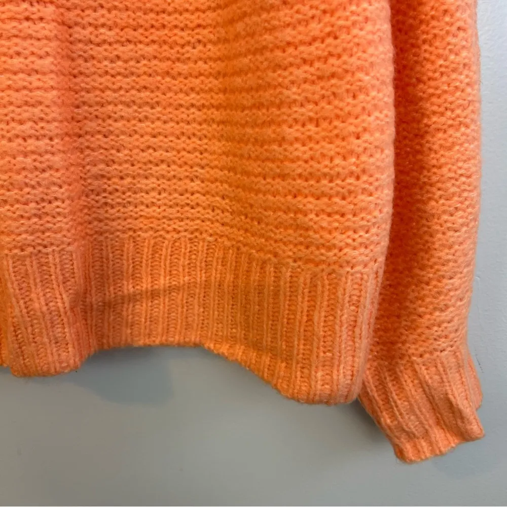 NWT Universal Thread V-neck Knit Peach/Orange Pullover Sweater Size Medium - Image 8