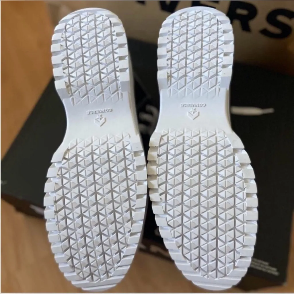 Converse Chuck Taylor All Star Lugged
2.OUNISEX HIGH TOP Women 10.5
US - Image 9