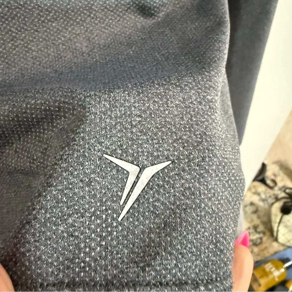 Old Navy Active Go Dry Gray Long Sleeve Top with Thumbholes Small - Image 2