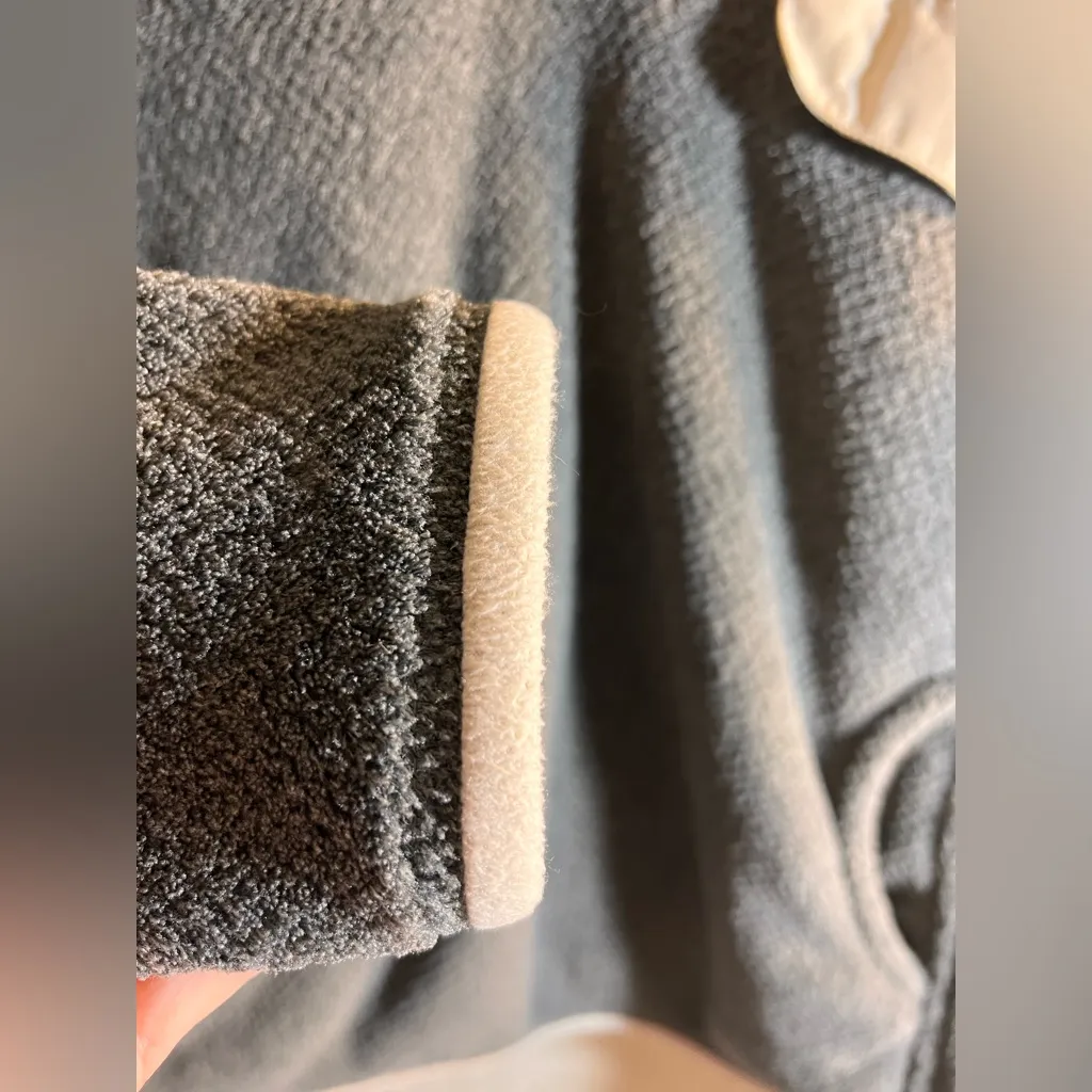 Patagonia women’s size LG 1/4 snap PolarTec in Gray and Cream pockets unisex - Image 7