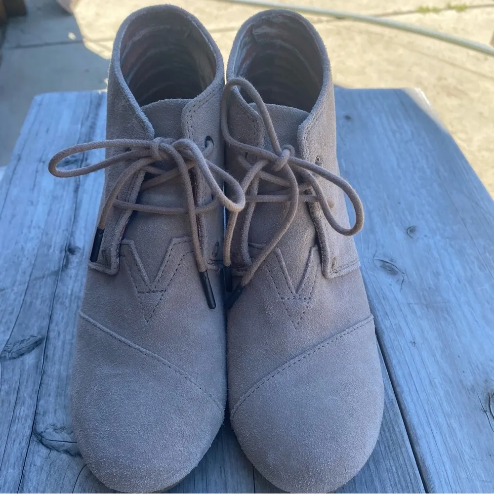Toms Woman’s Grey Lace Up Ankle Wedge Boots Size 9.5 - Image 4