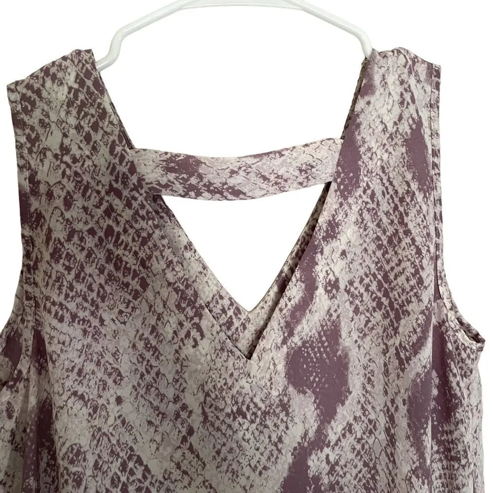 Maurices purple and white lightweight v-neck summer top geometric design - Image 4