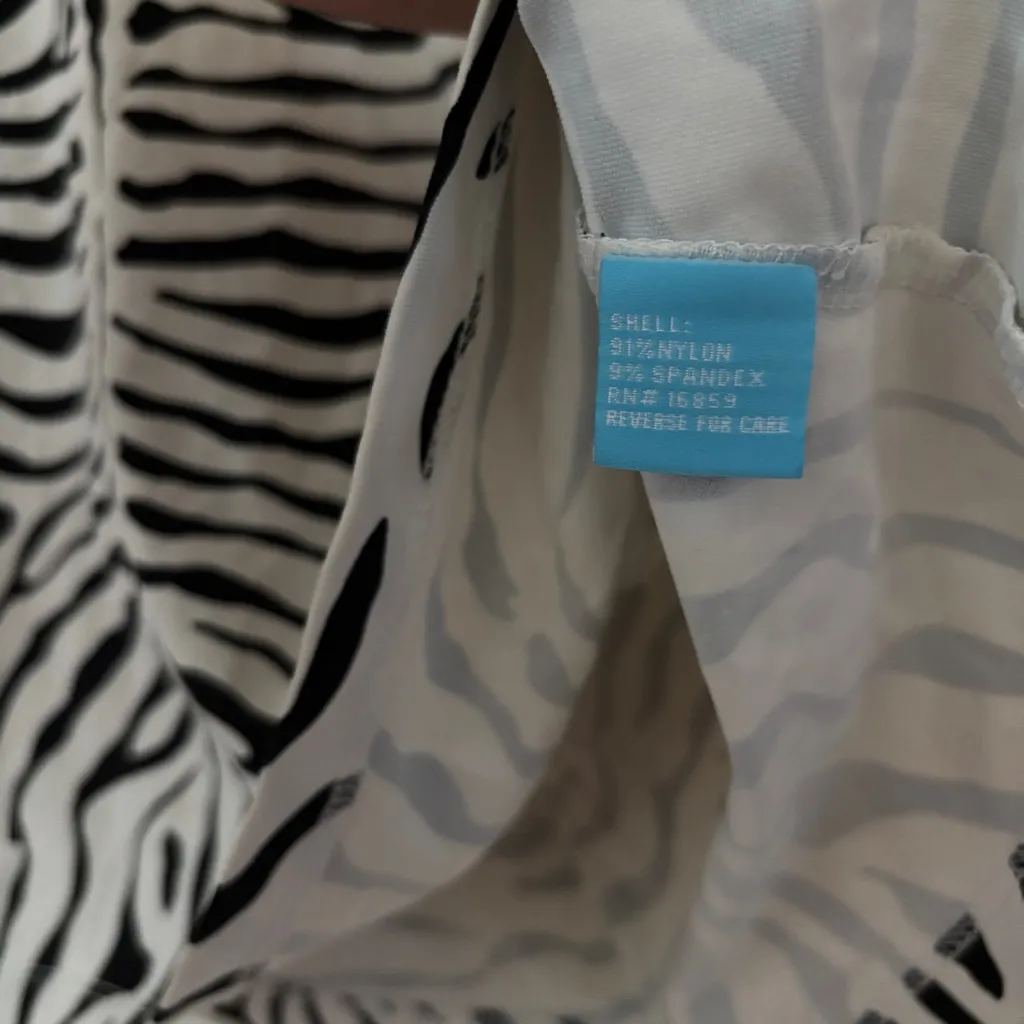 J. McLaughlin Black and White Zebra Print Blouse V Neck Size Large Animal Print - Image 4