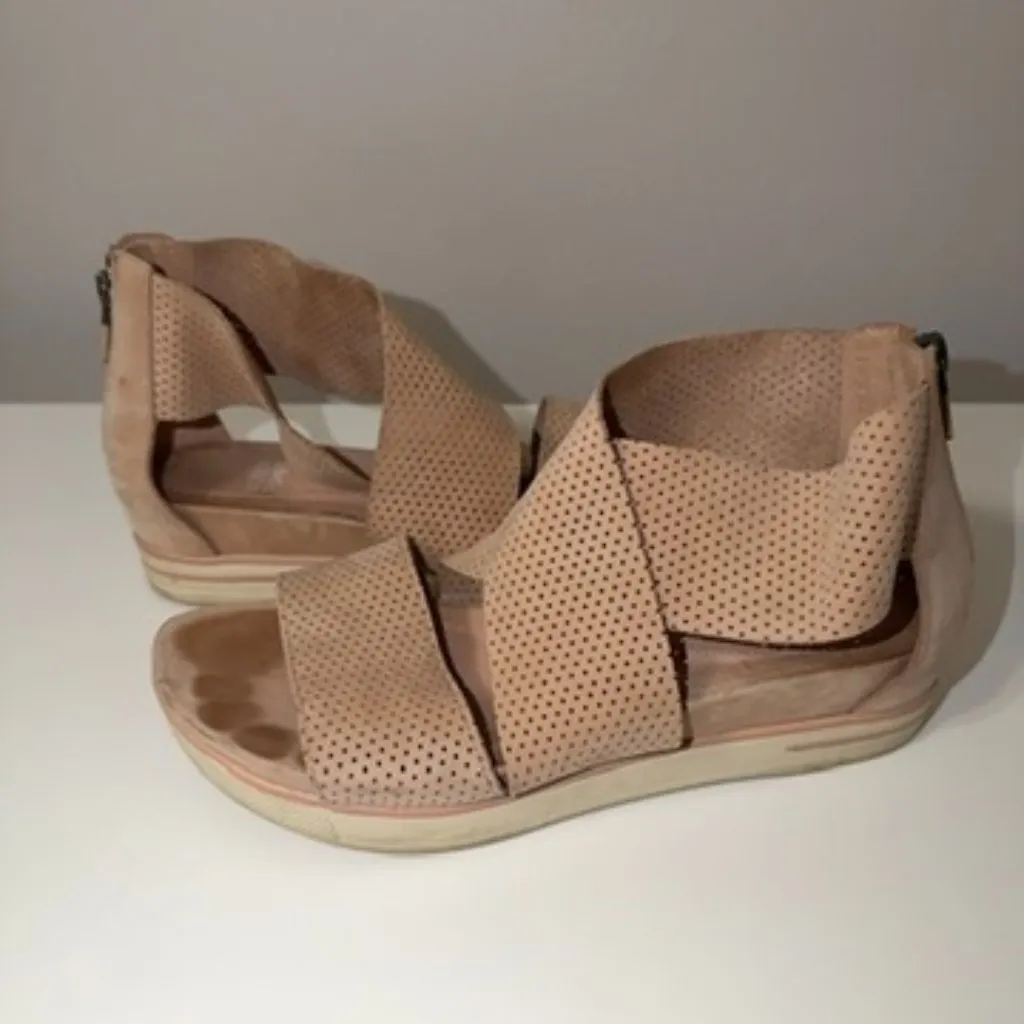Eileen Fisher Women’s Size 7.5 Leather Comfort Sandals Neutral Color - Image 2