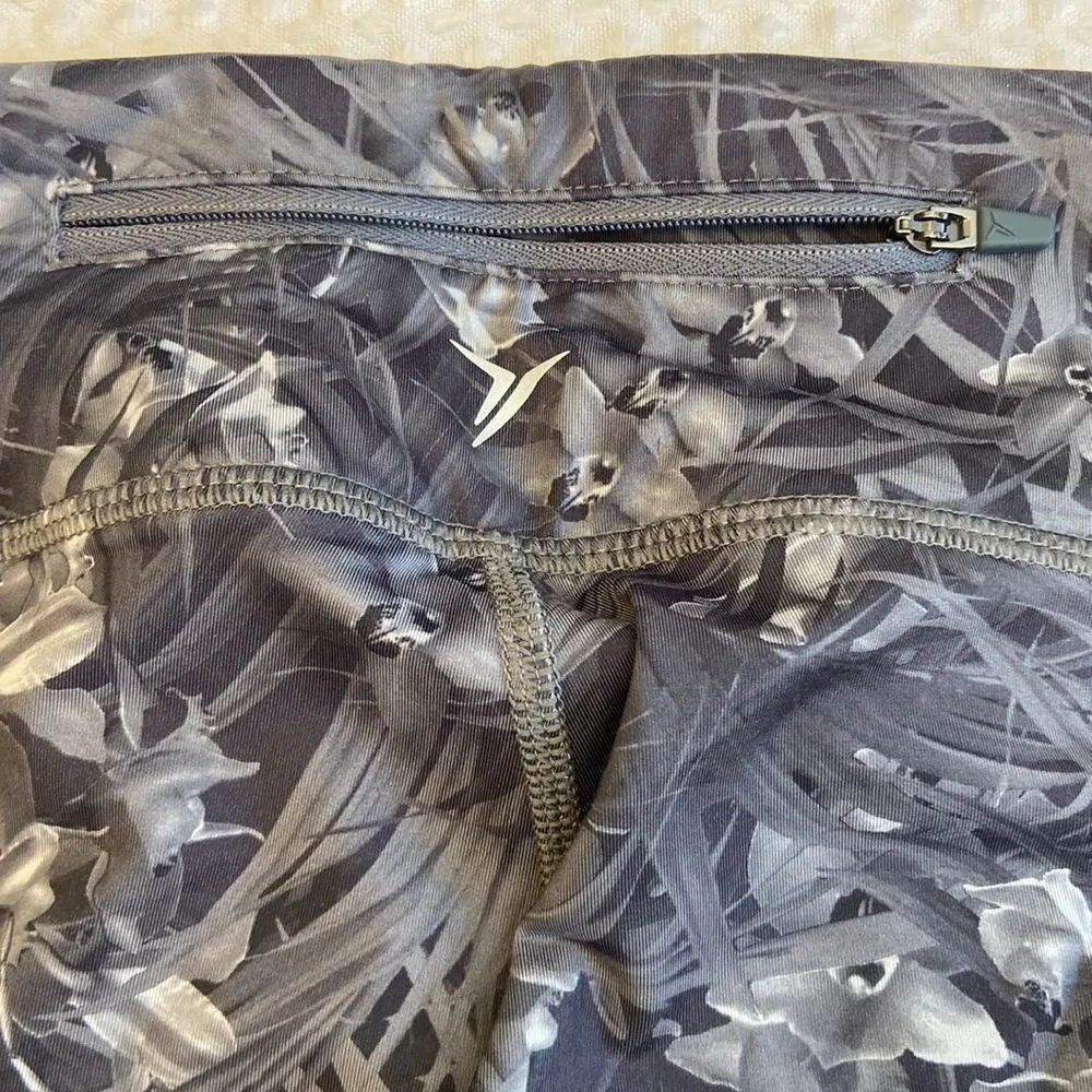 OLD NAVY ACTIVE GO-DRY Size MEDIUM Run Crop Gray Palm Print - Image 4