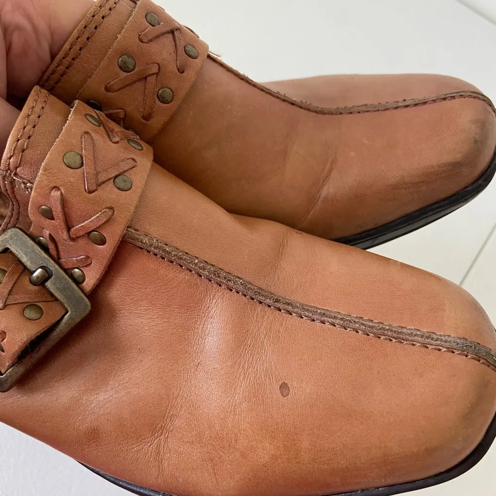 Clarks women’s tan leather mules‎ — size 11 - Image 8