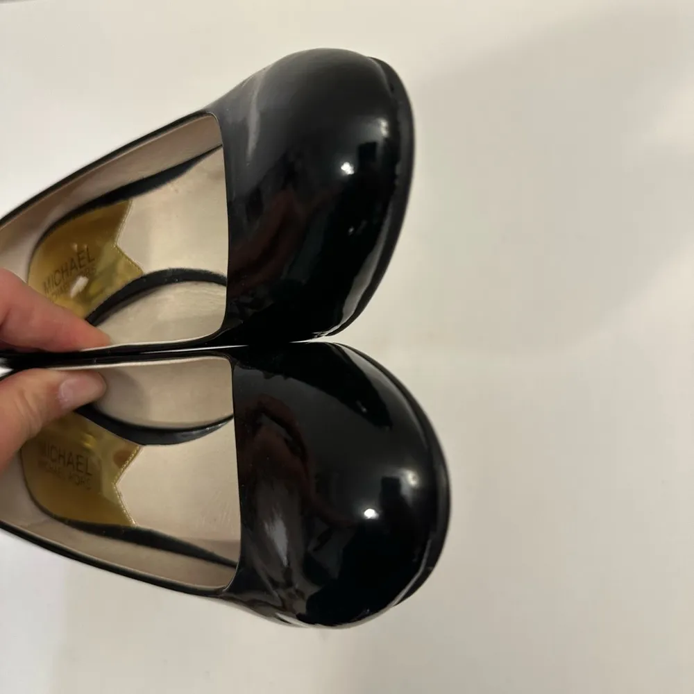 Michael Michael Kors Black Patent Leather Round Toe Heels Size 7.0 - Image 7