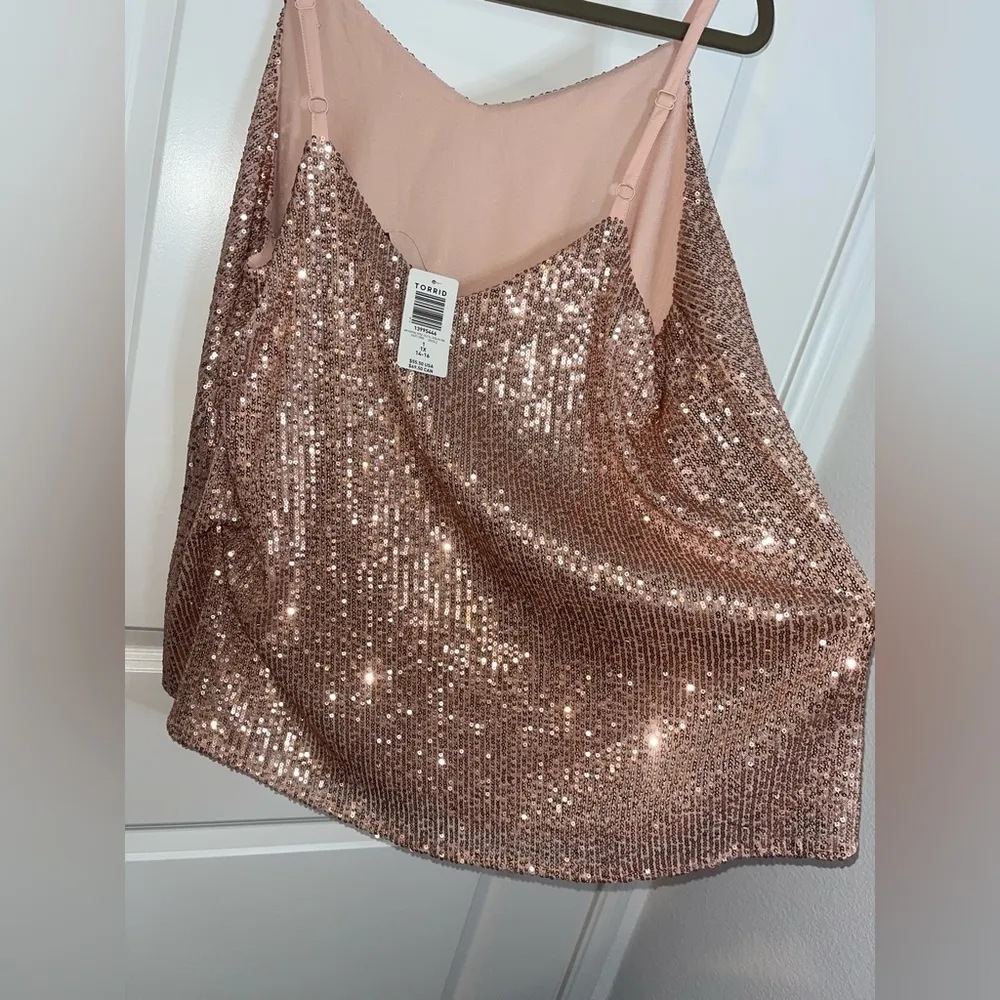 Torrid NWT V-neck Sophie Rose Gold Sequin Woven Swing Lined Relaxed Cami Size 1X - Image 2