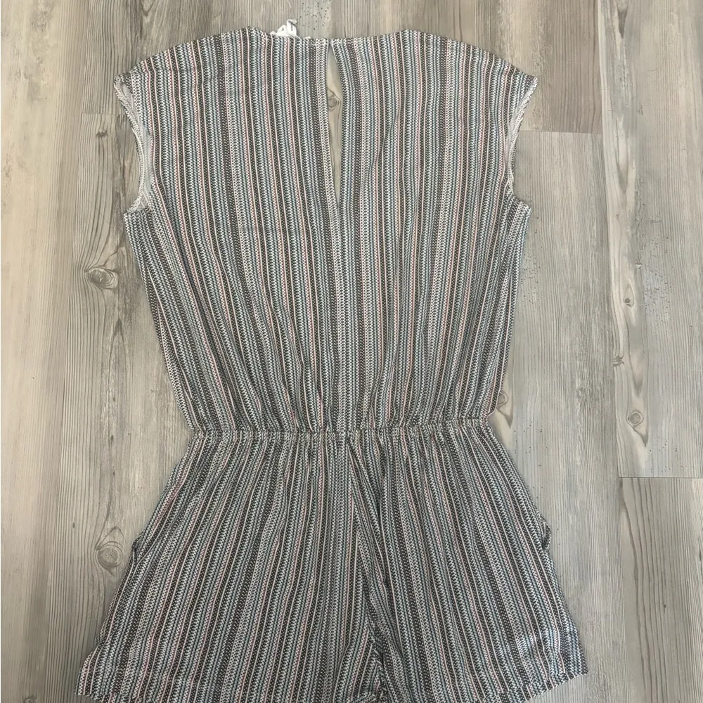 BCBGeneration  Canyon Clay Multicolor V-Neck Romper Size Small, very stretchy - Image 3