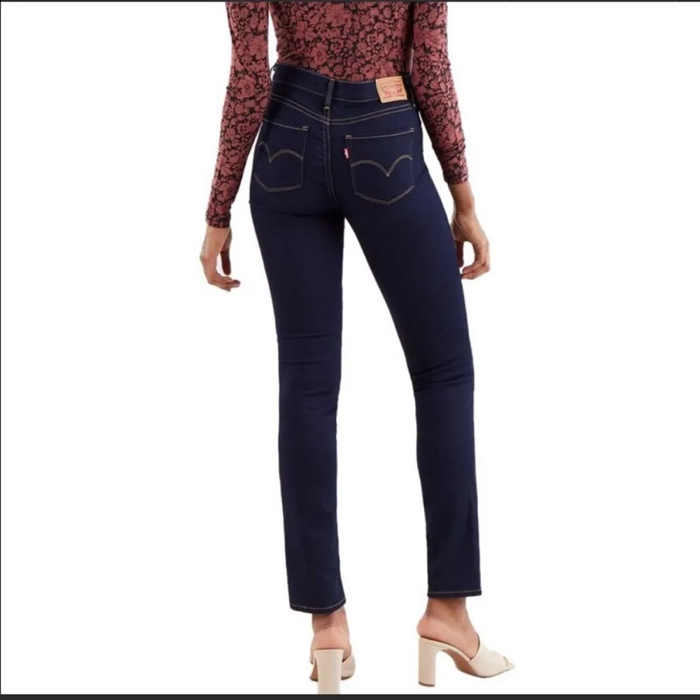 Levi's 312 Shaping Slim Dark Blue Waterless
Slim-Leg High-Rise Jeans Size 32 - Image 2