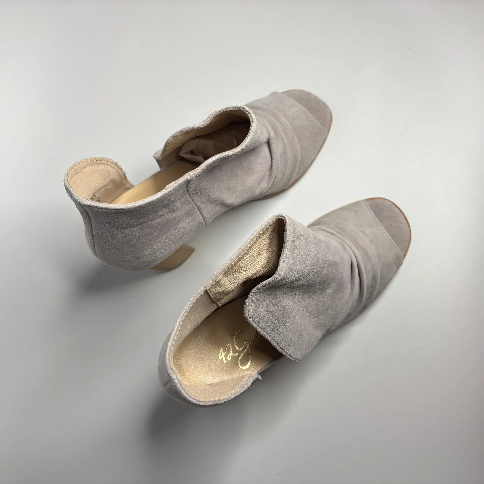 42 Gold Womens Loyalty Peep Toe Bootie in Fog Kid Suede Gray Size 10 - Image 6