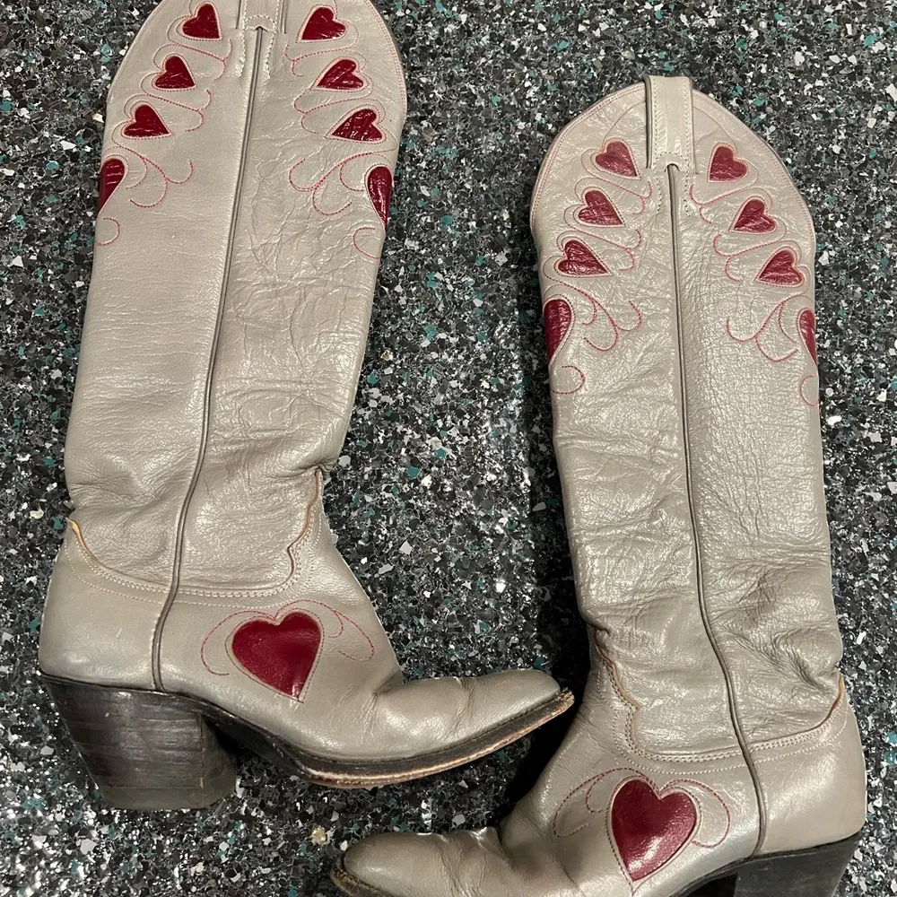 Vtg Gray + Burgundy Red Cowboy Boots with Hearts By Justin C3215 Size 5B w/ box - Image 4