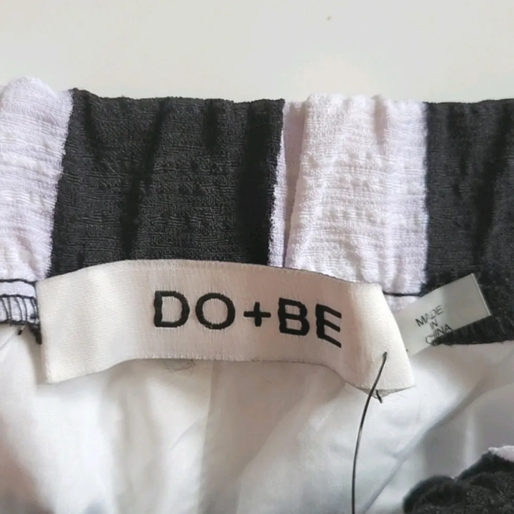 DO + BE textured stripe shorts size large - Image 3