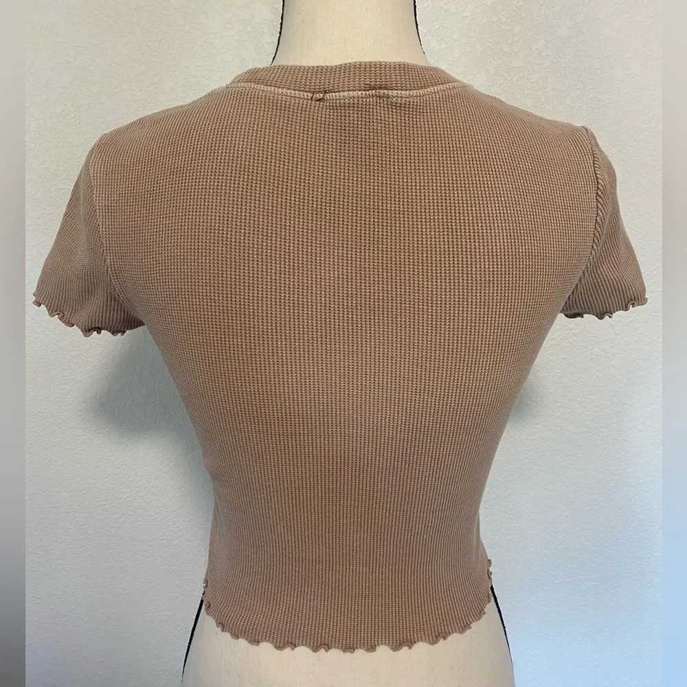 Forever 21 Higher Than Heaven Hot Lips Women's Short Sleeve Shirt Size S Beige - Image 2