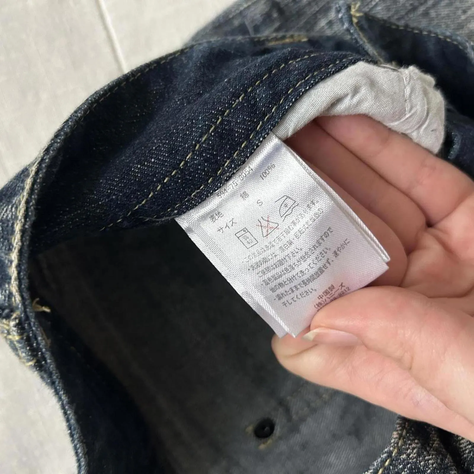 Japanese brand high contrast wash blue denim shorts with pocket flag Size xs - Image 5