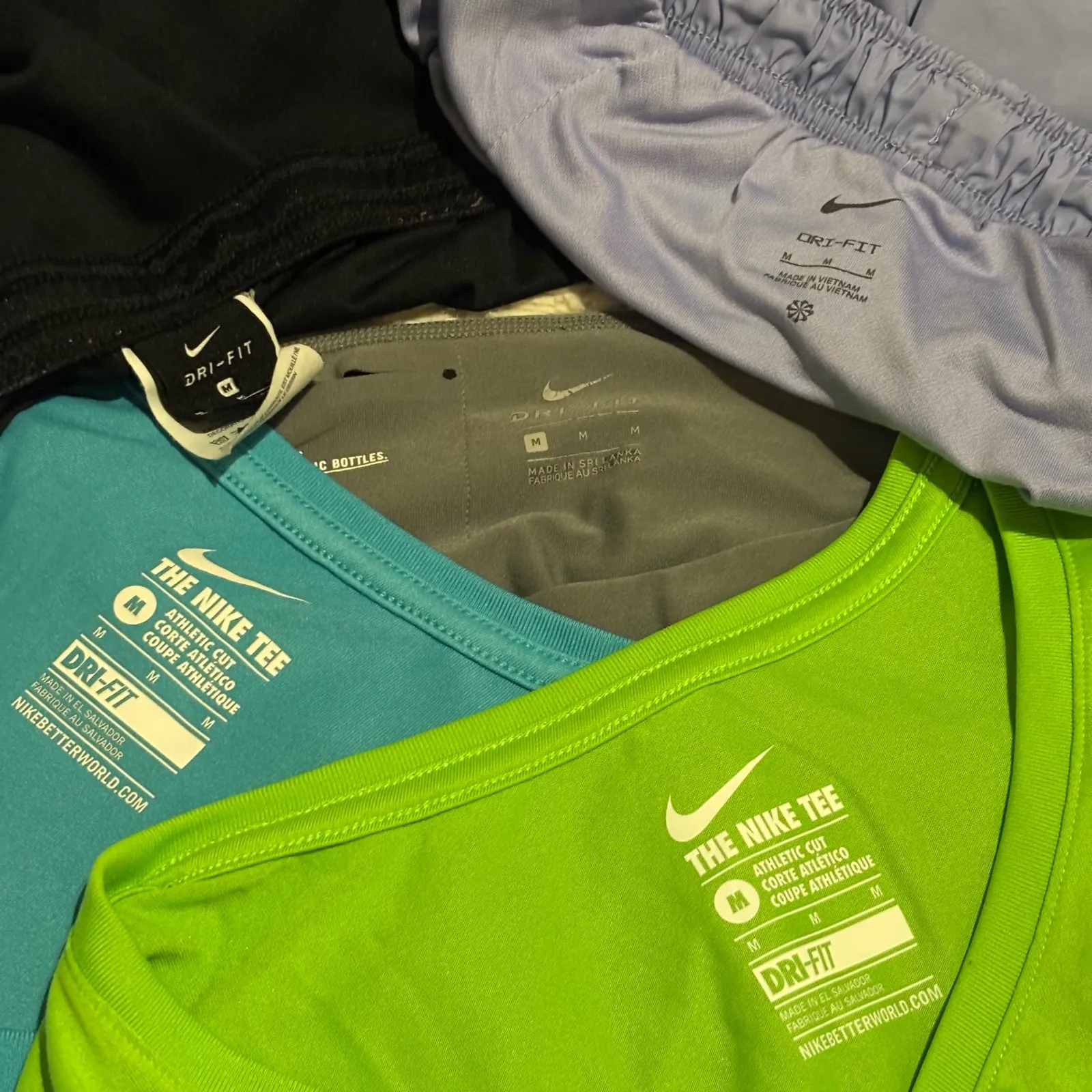 Nike Women's Outfit Bundle Activewear Set Top Shorts Leggings Tee Lot Sz Medium - Image 3