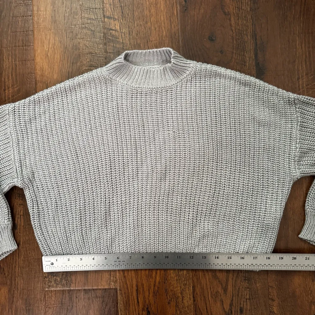 FOREVER 21 silver-gray cropped, boxy mock turtleneck sweater, size S - Image 7